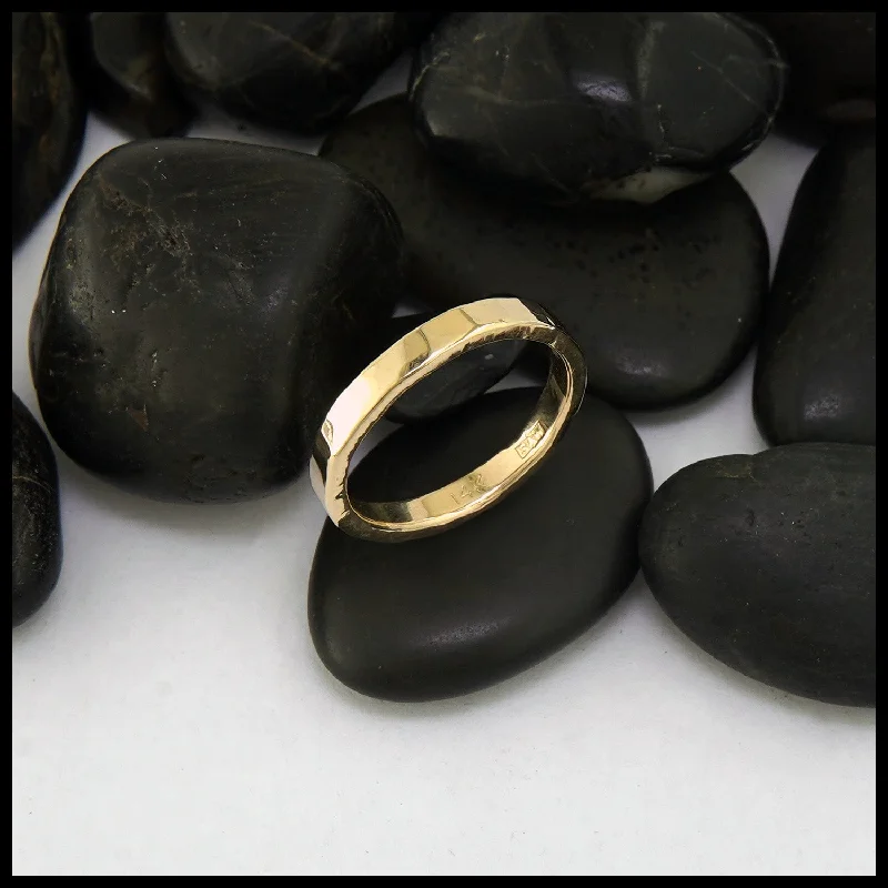 Hammered Band in 14K Gold